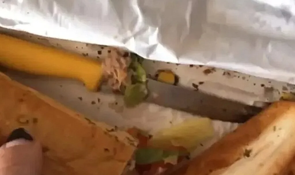 Aşerdiği sandviçin içinden çıktı! Dehşete düşüren görüntü