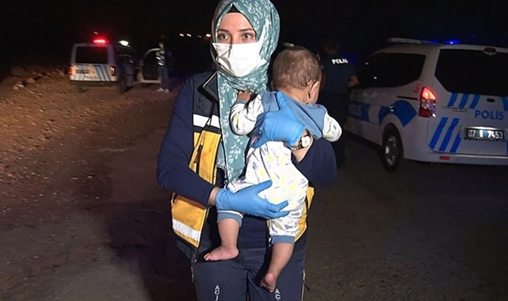 Aşı kartıyla birlikte evin kapısına bırakılan bebeğin kimliği belli oldu