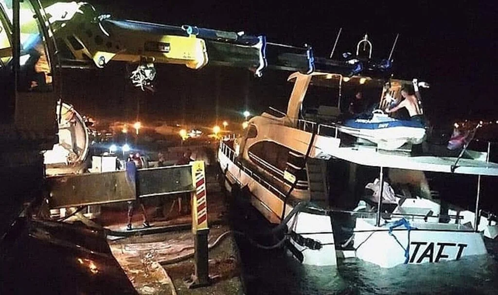  Avşa açıklarında özel yat karaya oturdu