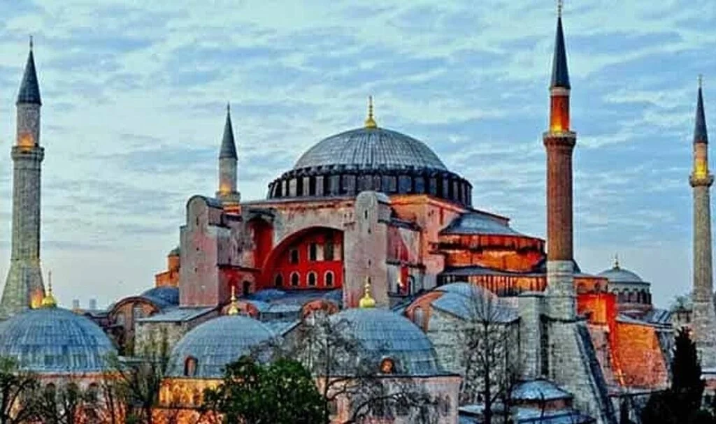 Ayasofya'nın üstü gibi altı da tarih dolu