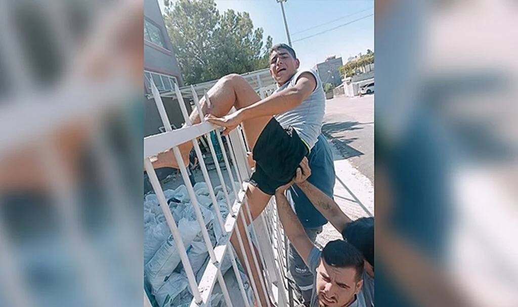 Bacağına korkuluk demiri saplandı