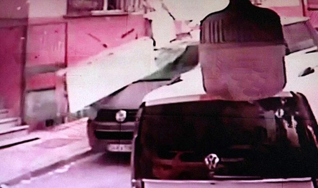 Bağcılar’da aracın üzerine balkon çöktü