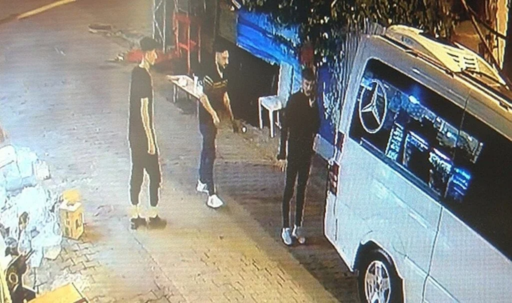 Bahçelievler'de gürültü yapan gençleri uyaran şahıs, başından vuruldu