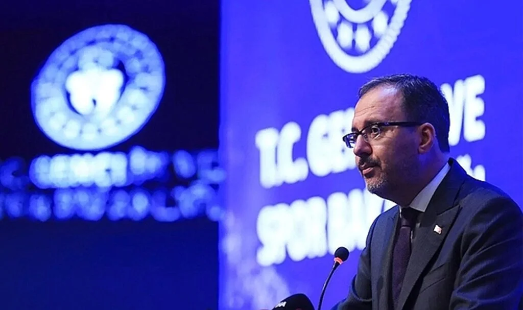 Bakan Kasapoğlu: Sporcularımız kazandıkları madalyalarla ayrı bir tarih yazdı