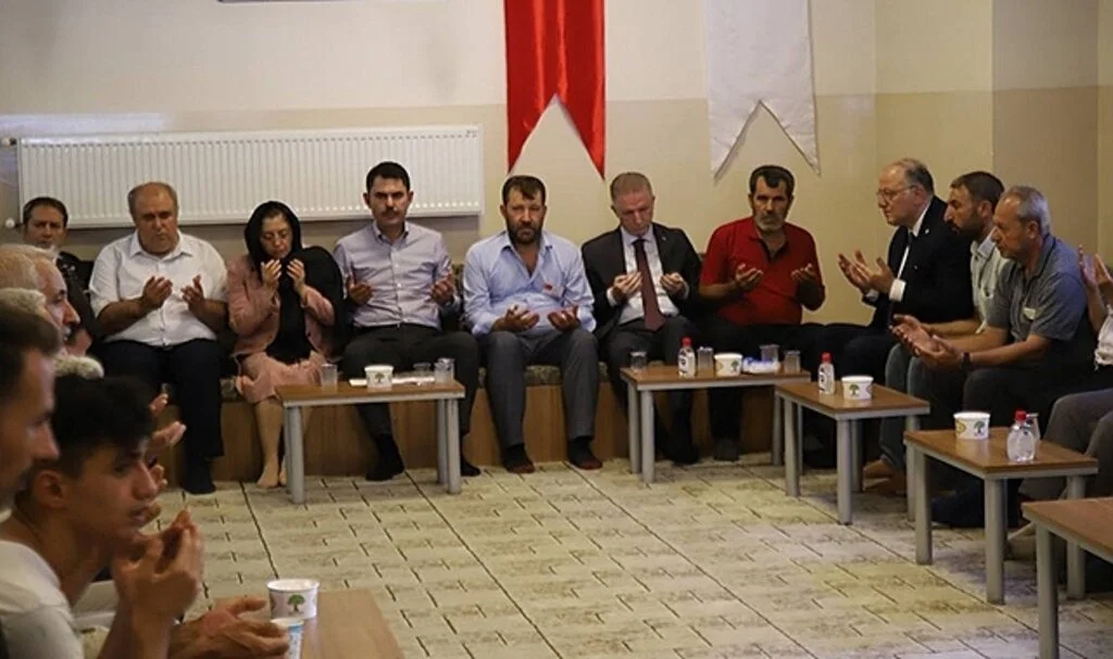 Bakan Kurum'dan şehit ailesine taziye ziyareti