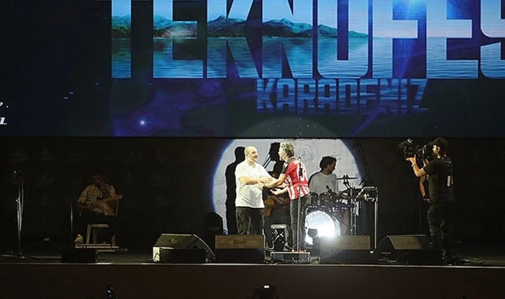 Bakan Varank, TEKNOFEST KARADENİZ'de Resul Dindar konserinde sahneye çıktı