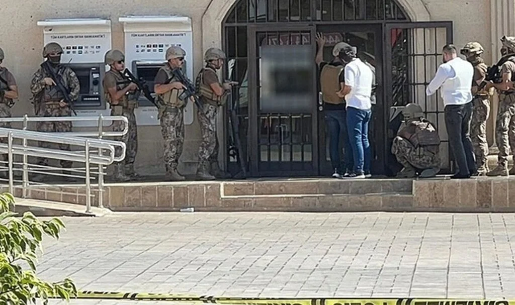 Banka Şubesi Müdürü Rehin Alındı