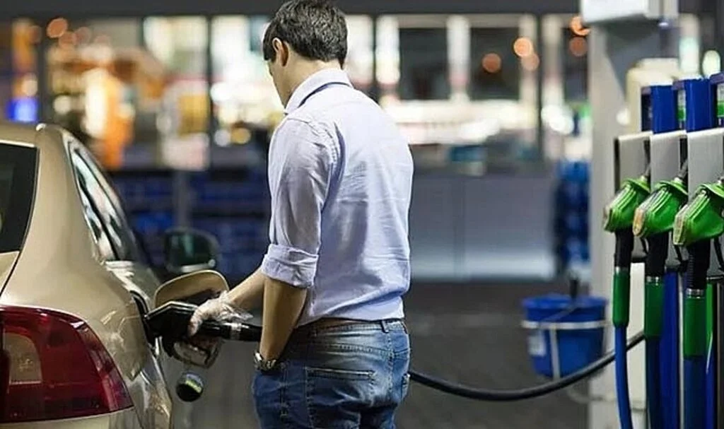 Bazı sürücüler sevinecek bazıları üzülecek! Akaryakıta hem indirim hem zam geliyor (Güncel motorin ve benzin fiyatları)