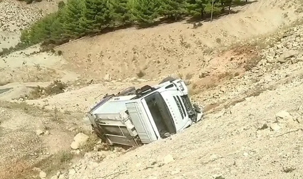 Belediyenin çöp aracı kaza yaptı