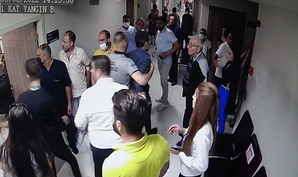 "Beni Amerika takip ediyor. Beynimdeki çipi çıkart" deyip doktora silah çekerek darp etti