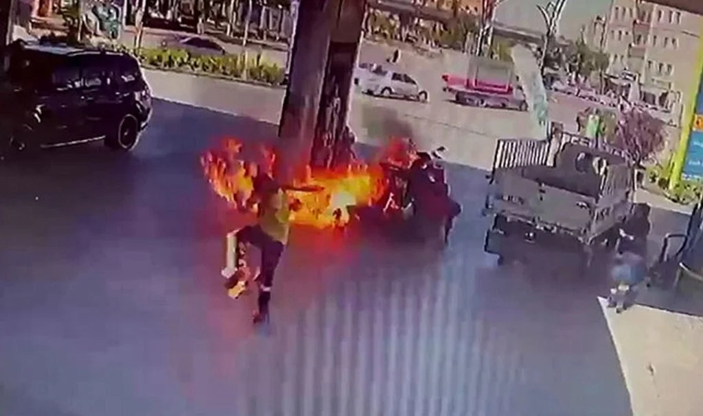 Benzin dolumu esnasında çakmak çaktı, alevlerin içinde kaldı