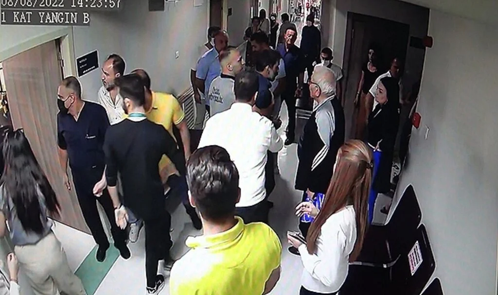 "Beynimdeki çipi çıkart" deyip doktora silah çekerek darp etti
