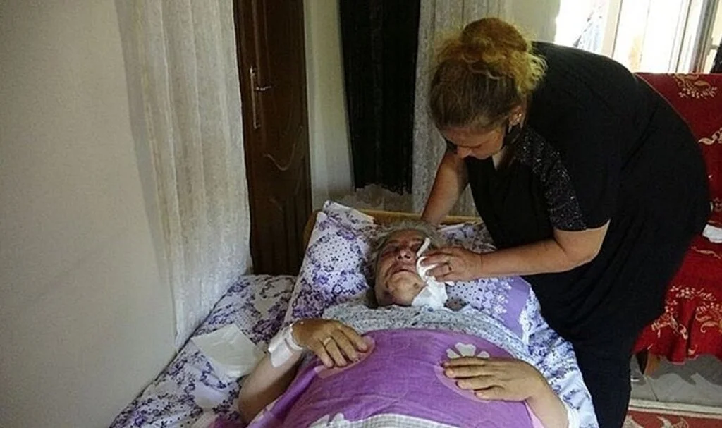 Bileziğini, parasını istedi! Yaşlı kadını akrabası 34 yerinden bıçakladı!