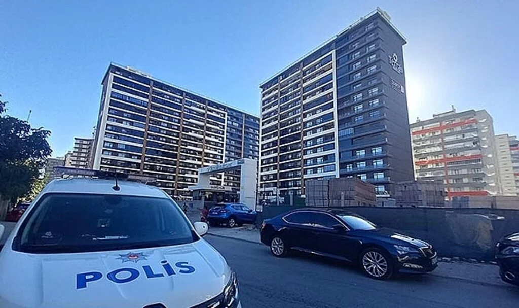 Binanın terasında yangın çıktı, 3 kişi dumandan etkilendi