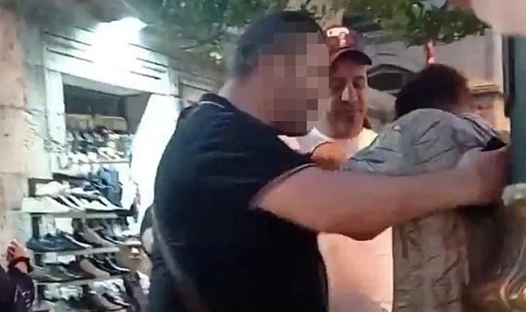  Bir adam karısına çarpan kağıt toplayıcısı genci dövdü