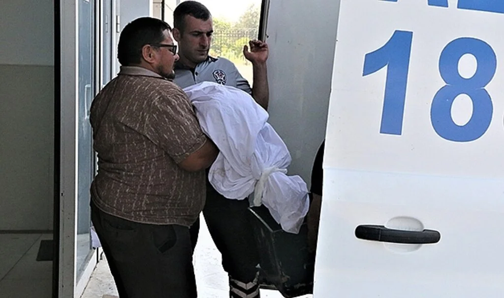 Bir amcanın en zor anı, balkondan düşerek hayatını kaybeden yeğenin cenazesini kollarında taşıdı