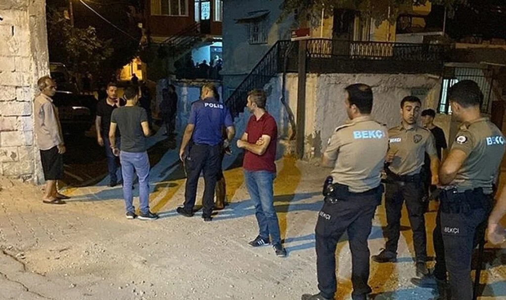 Bir kadın, evinde pompalı tüfekle vuruldu