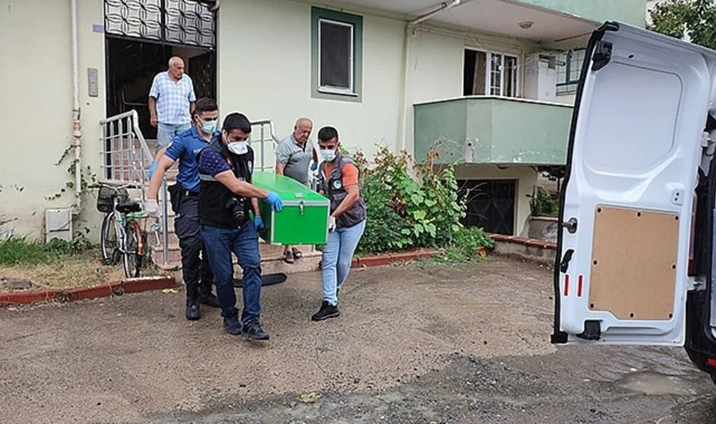 Bir süredir haber alınamıyordu, komşuları balkondan eve girince şoke oldular