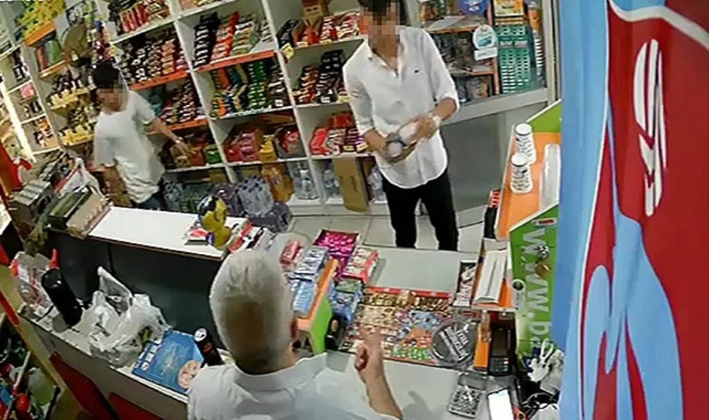 Biri bakkalı oyaladı, diğeri enerji içeceğini çaldı