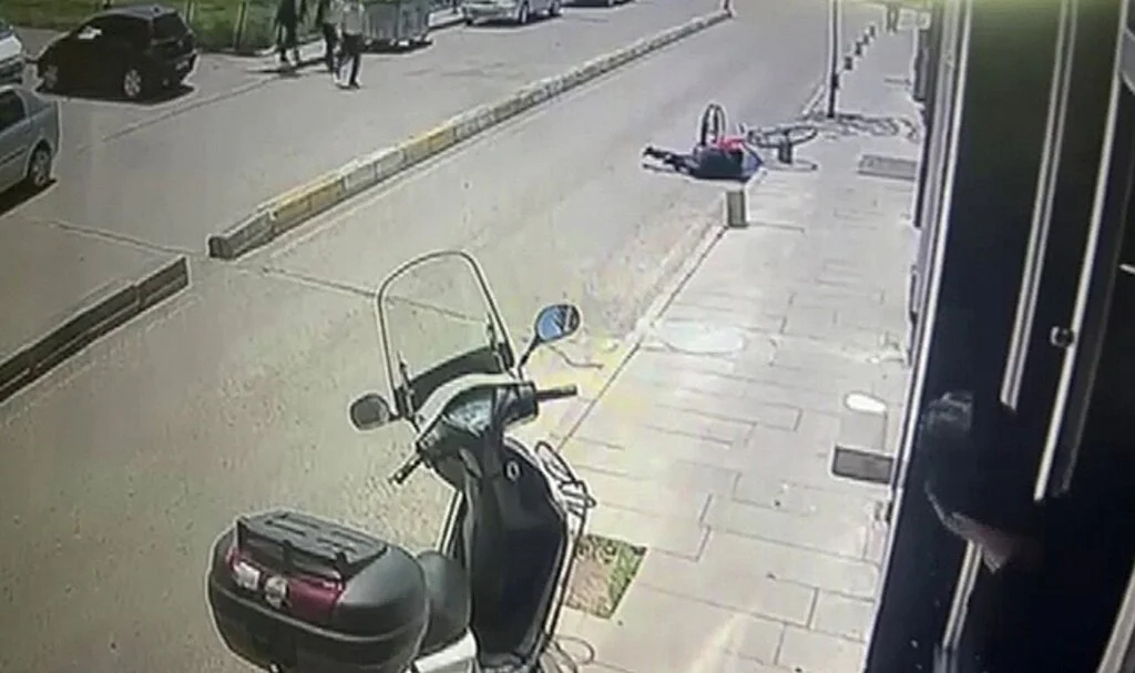 Bisiklet kazası güvenlik kameralarına yansıdı