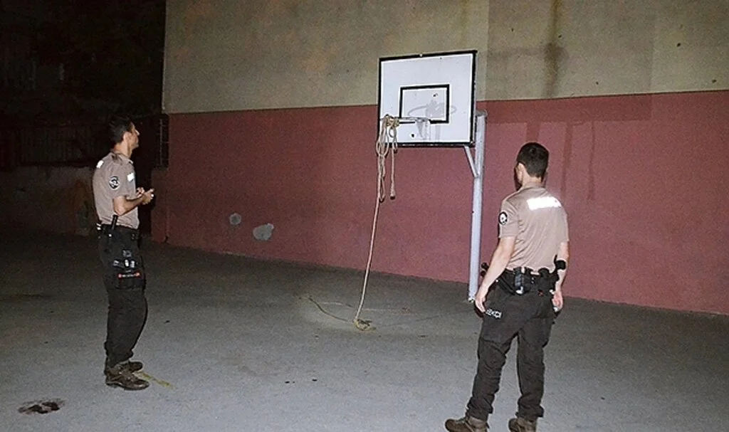 ‘Borcum var’ deyip intihara kalkışan vatandaşı bekçi ve polisler engelledi