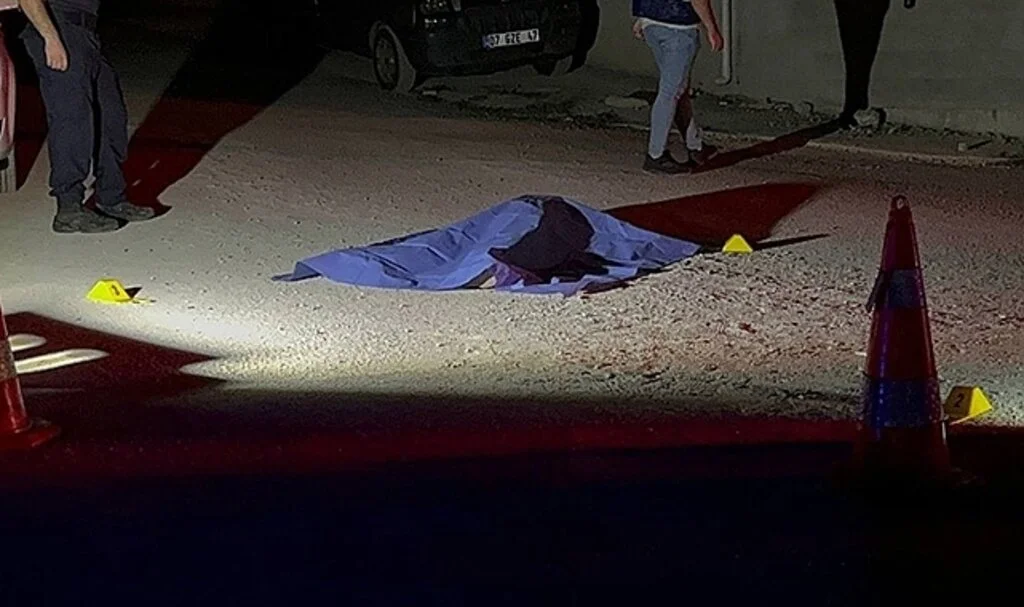 Boşanma aşamasında olduğu eşini öldürdü!