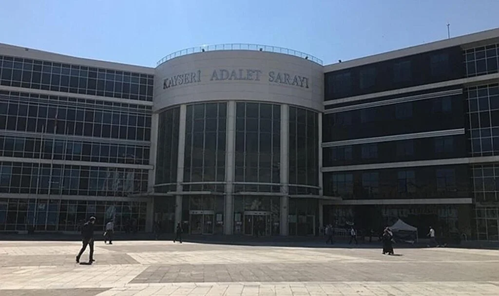 Boşanma aşamasındaki eşini bıçakla yaralayan şahsın yargılanmasına devam edildi