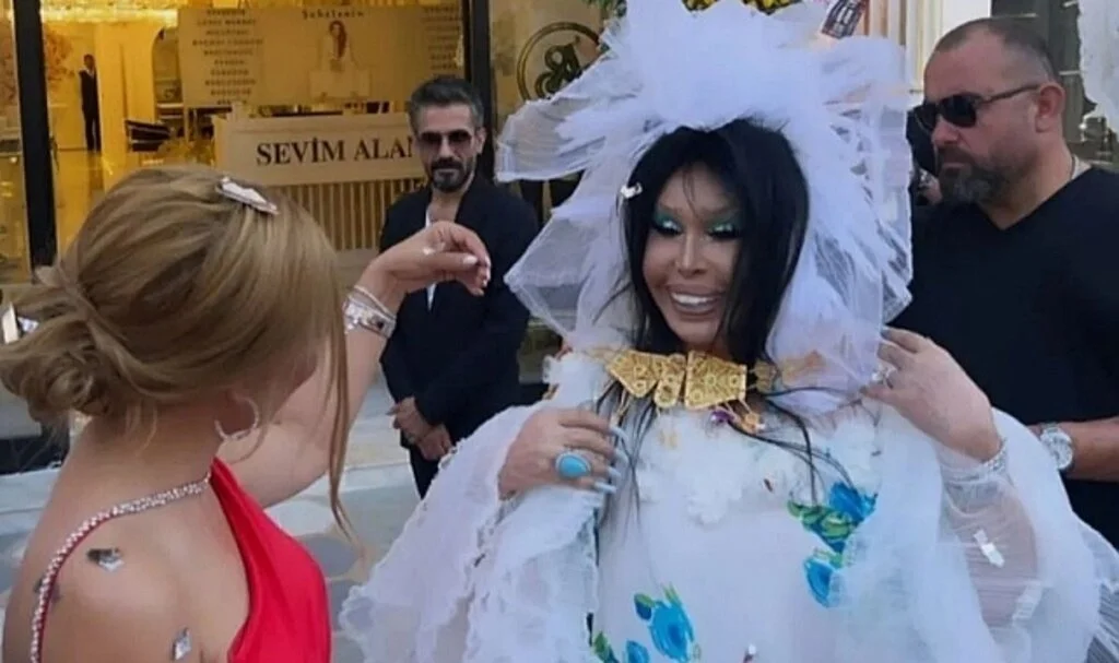 Bülent Ersoy'a altın kemer taktılar