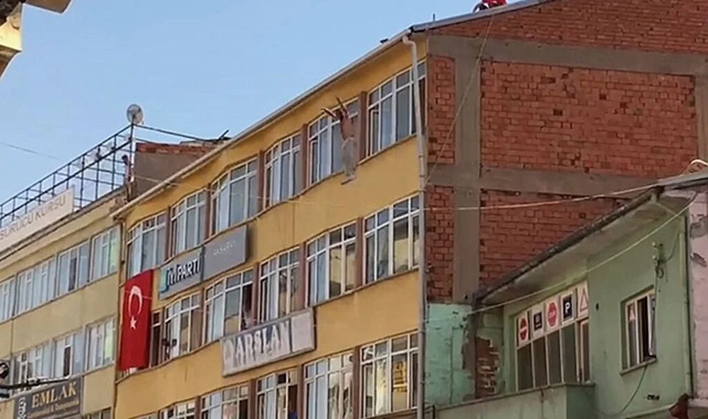  Bunalıma giren şahıs 5 katlı iş hanının çatısından atladı