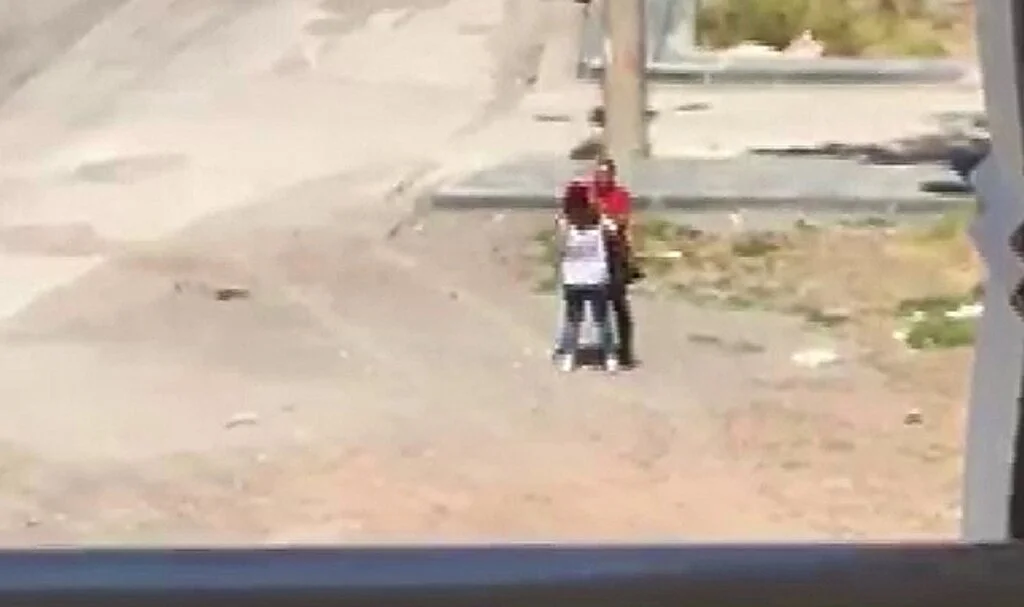 Cadde ortasında kadının boğazını sıkıp saçını çekti, hiçbir şey olmamış gibi yoluna devam etti