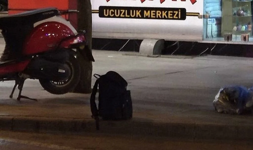 Caddede unutulan şüpheli çantadan bebek bezi çıktı