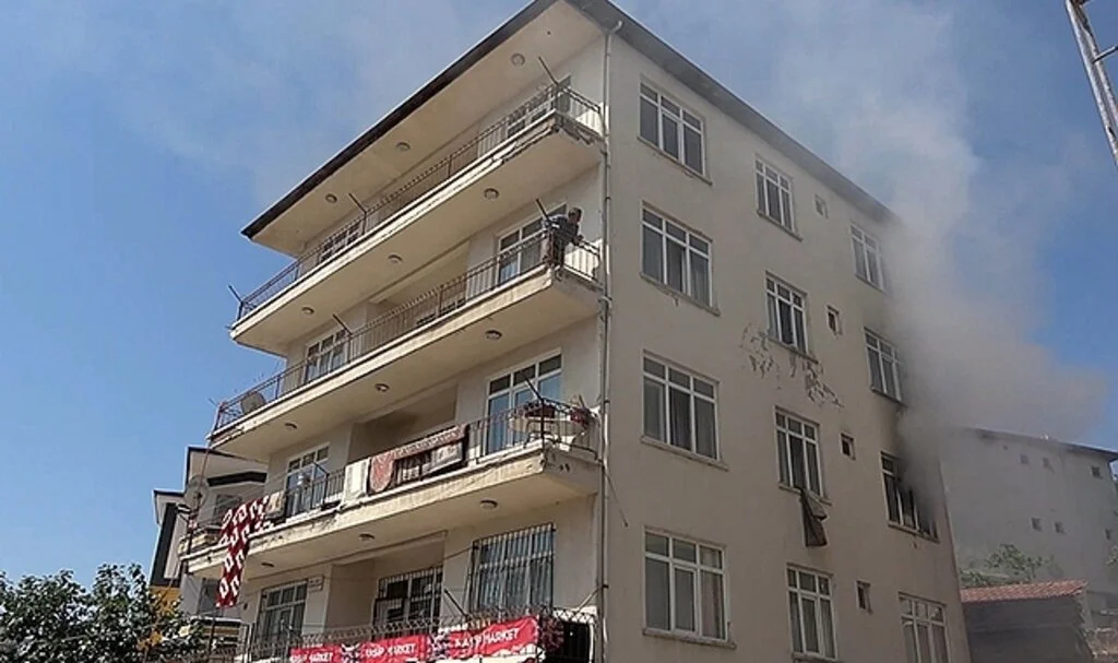 Çakmakla oynarken evi yaktı: 3 kişi dumandan etkilendi