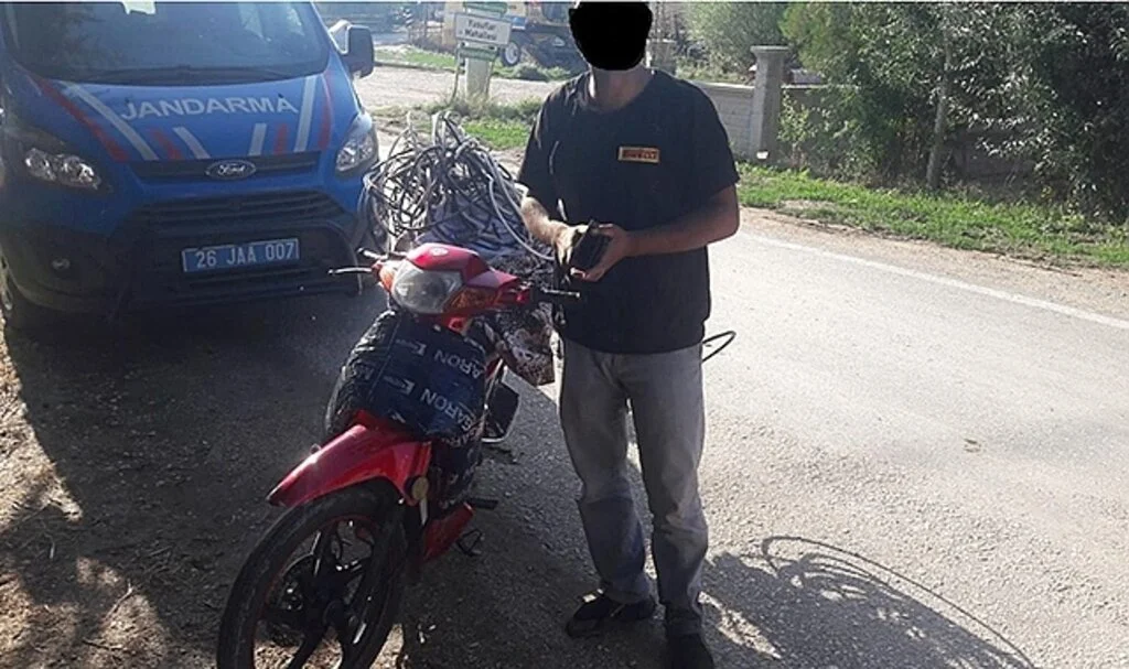 Çaldığı motosikletle kablo çaldı, sonrasında yakalandı