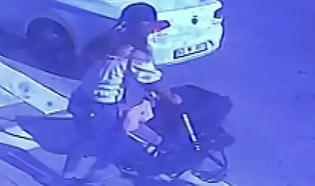 Çaldıkları para kasasını bebek arabasına koyup kayıplara karıştılar