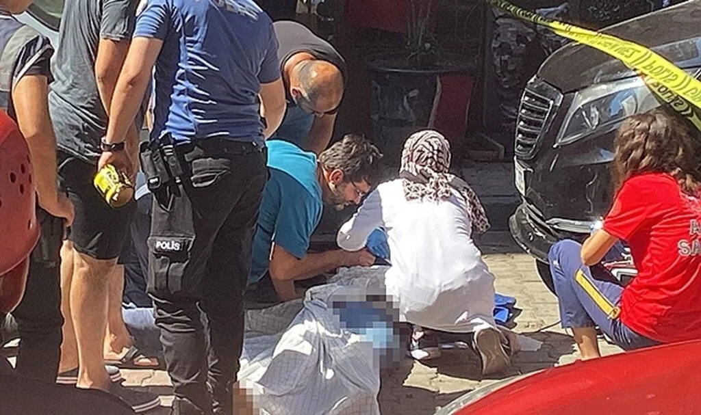 Cam silerken düşüp öldü, kocasının son bakışı yürekleri dağladı