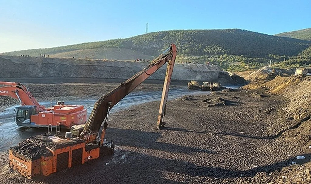Çamur altına kalan işçinin cansız bedenine ulaşıldı