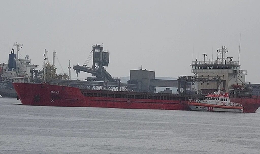Çanakkale Boğazı’nda karaya oturan gemiyi kurtarma çalışmaları başladı