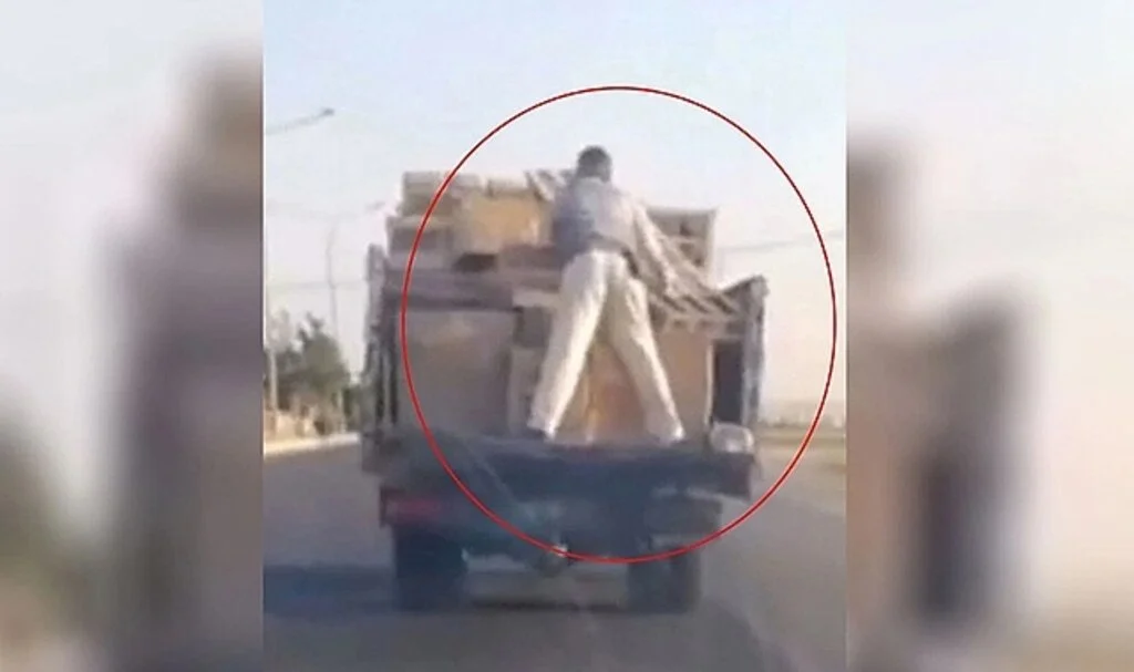 Canını hiçe saydı, ev eşyalarını tutarak kilometrelerce yol yaptı
