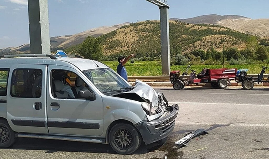 Çapa motoru ile hafif ticari araç çarpıştı: 6 yaralı