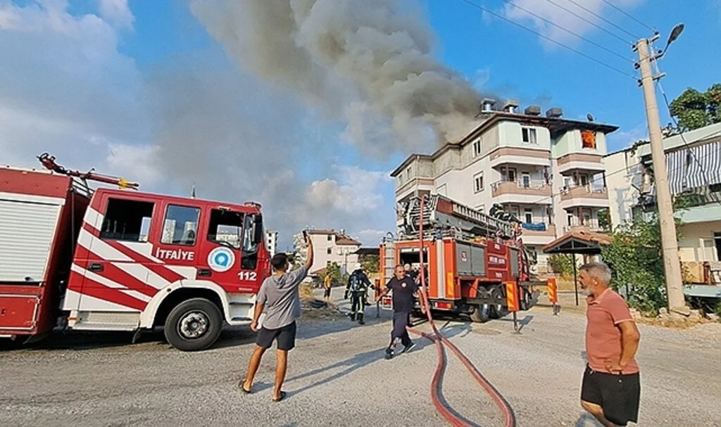 Çatı katı alevlere teslim oldu, 2 kişi dumandan etkilendi