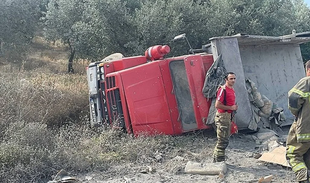 Çimento yüklü kamyon devrildi : 1 ölü