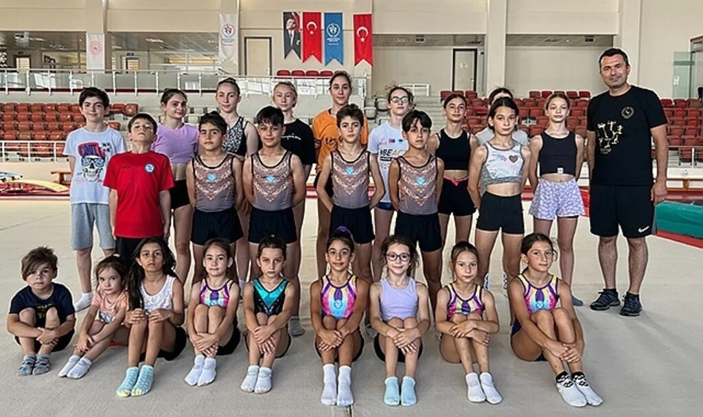 Cimnastikçiler sıkı çalışıyor