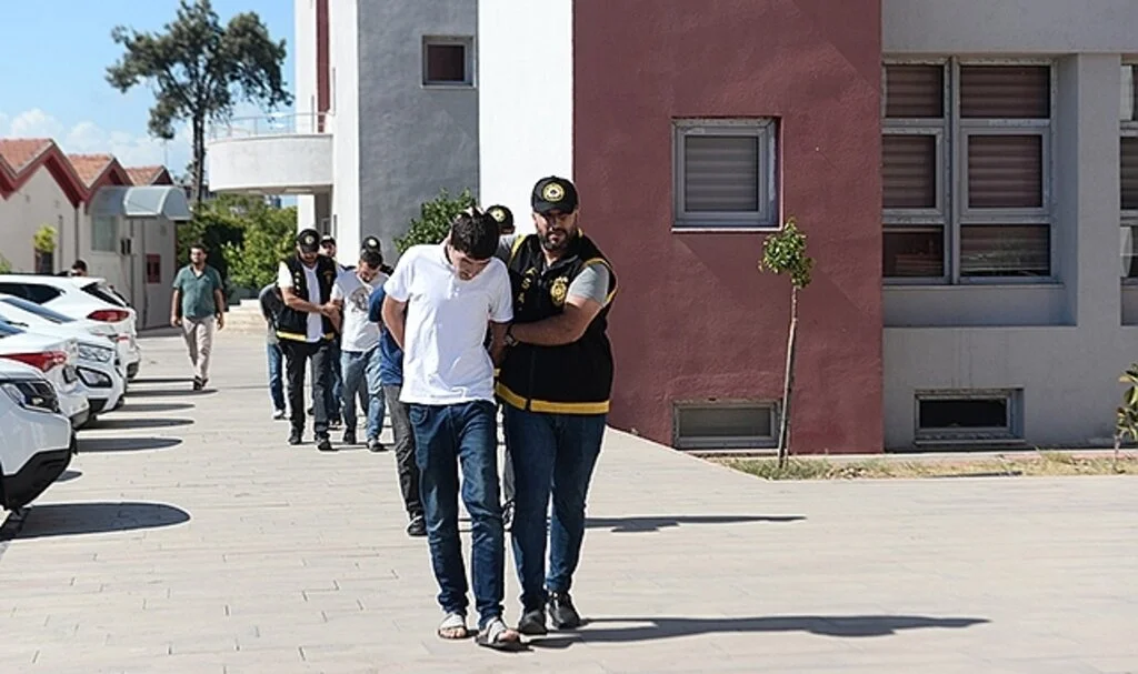 Cinayet zanlılarını "kırmızı örtü" ele verdi