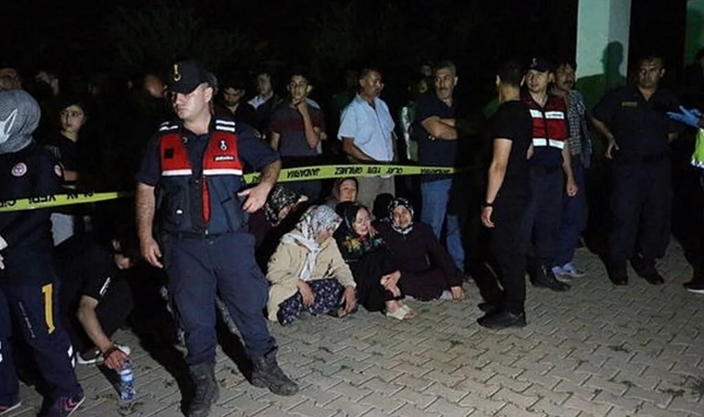 Cinnet geçiren genç, anne-baba ve 2 kardeşini öldürüp intihar etti!