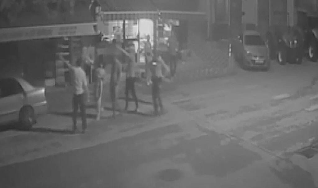 Cinsel saldırıya uğrayan kadın çıplak halde sokağa kaçarak esnafa sığındı