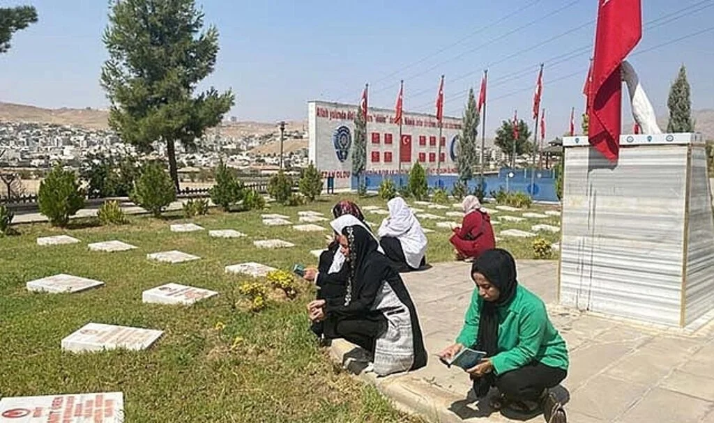 Cizreli kadınlar bombalı saldırıda şehit olan 12 polisi unutmadı