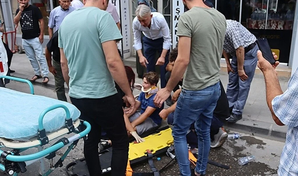 Çocuğa araba çarptı, sabırsız sürücüler kornaya dayandı