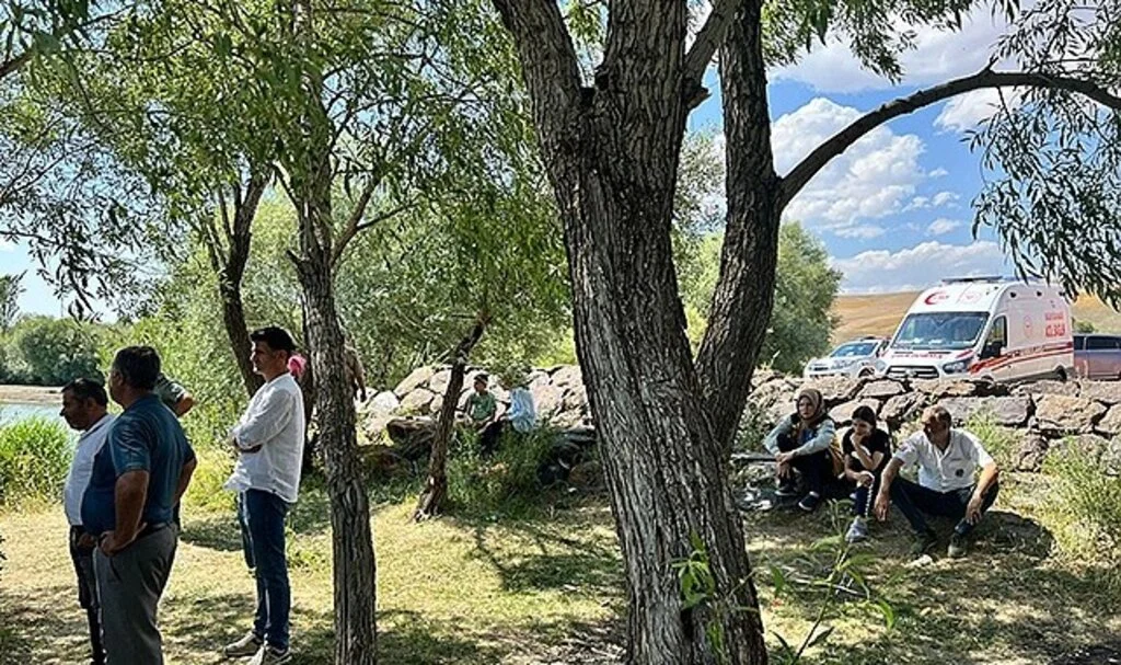 Çocuğunu kurtaran anne nehirde akıntıya kapılarak kayboldu