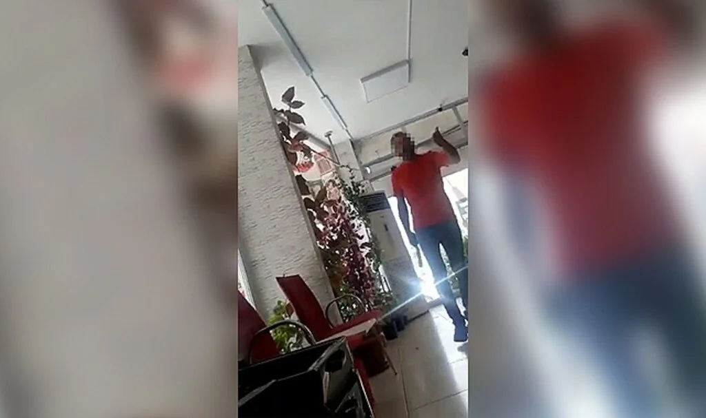 Çocuklarını görmek isteyen eski karısını satırla kovaladı