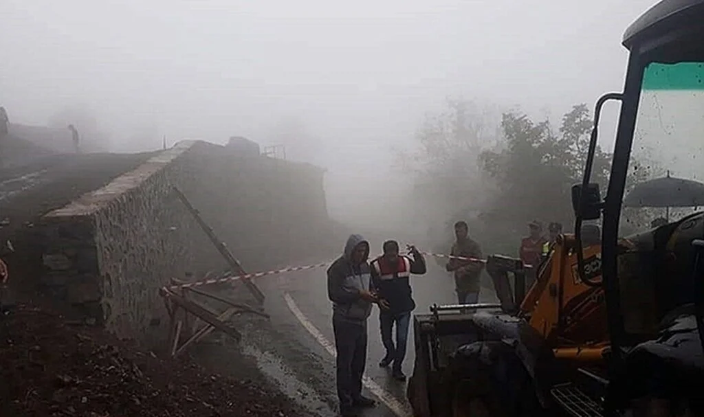 Çöken duvarın altında kalan motosikletli hayatını kaybetti